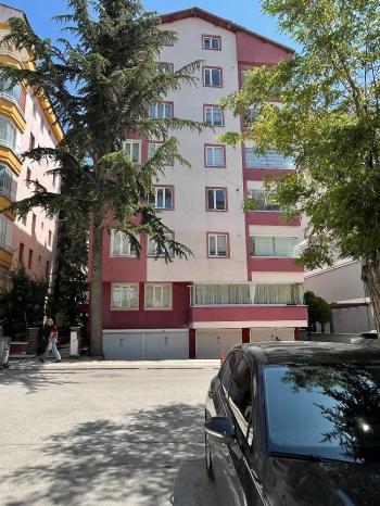 GÜVENAY – ÇORUM ATATÜRK LİSESİ YAKINI – MERKEZİ KONUMDA SATILIK 5+1 GENİŞ AİLE DAİRESİ