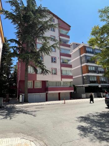 GÜVENAY – ÇORUM ATATÜRK LİSESİ YAKINI – MERKEZİ KONUMDA SATILIK 5+1 GENİŞ AİLE DAİRESİ
