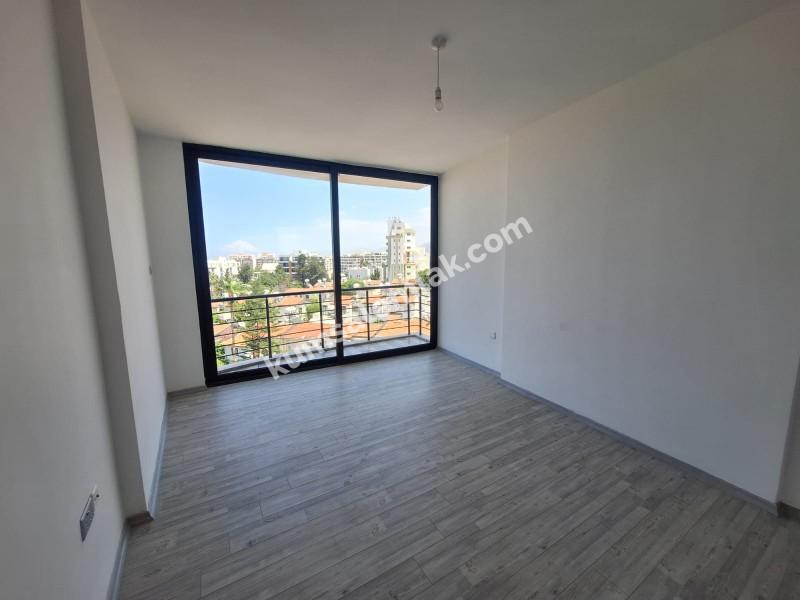 GİRNE MERKEZ BÖLGESİNDE LÜKS SİTE İÇERİSİNDE SATILIK 1 +  1 DAİRELER