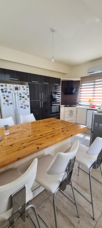 Lefkoşa Yenikent Bölgesinde SATILIK 4+2 VİLLA