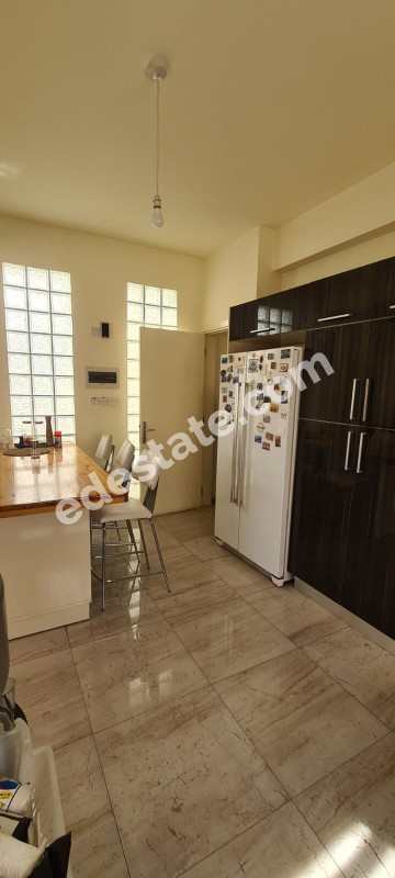 Lefkoşa Yenikent Bölgesinde SATILIK 4+2 VİLLA