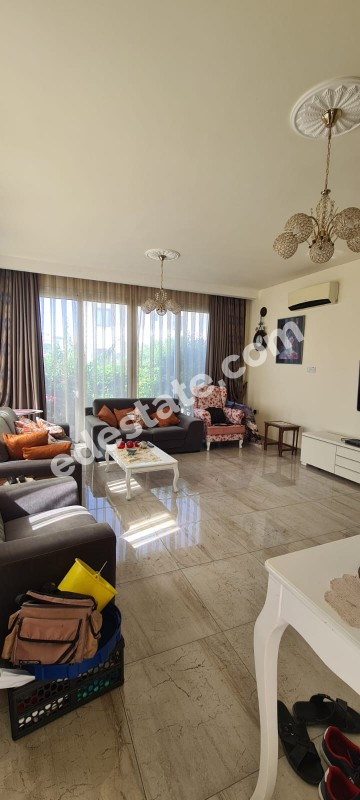 Lefkoşa Yenikent Bölgesinde SATILIK 4+2 VİLLA