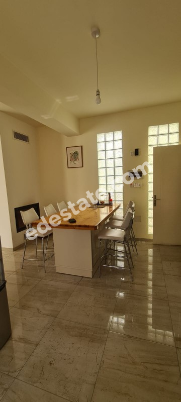 Lefkoşa Yenikent Bölgesinde SATILIK 4+2 VİLLA