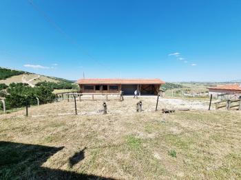 GÜVENAY – ÇORUM ÇORAKLIK ÜSTÜ BAYRAKTEPE HOBİ BAHÇELERİ – SATILIK DOĞAL TAŞ EVLİ BAHÇE