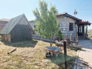 GÜVENAY – ÇORUM ÇORAKLIK ÜSTÜ BAYRAKTEPE HOBİ BAHÇELERİ – SATILIK DOĞAL TAŞ EVLİ BAHÇE