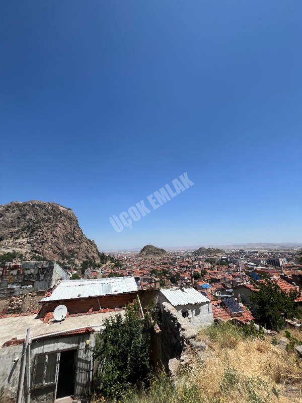 AFYON ÜÇOK EMLAKTAN AKMESCİT MAH 4+1 MÜSTAKİL EV *