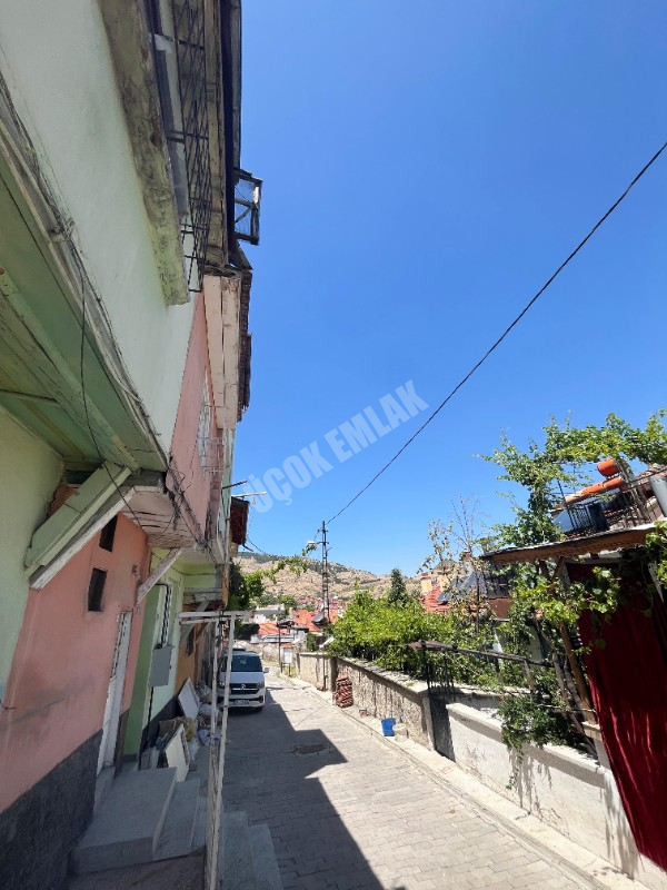 AFYON ÜÇOK EMLAKTAN AKMESCİT MAH 4+1 MÜSTAKİL EV *