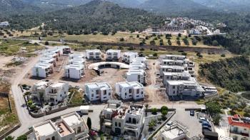 GİRNE BAHÇELİ BÖLGESİNDE DENİZ KENARI 4 + 1 DUBLEX VİLLA