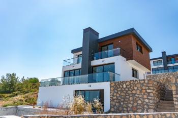 Kıbrıs Girne Çatalköy Bölgesinnde  950 m2 Arsa İçersinde Türk Koçanlı  Satılık Lüx 4+1 Deniz Manzaralı Villa 