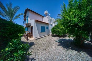 Kıbrıs Girne Çatalköy'de Satılık 4+1 Havuzlu ve Yardımcı Odalı Villa