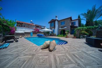 Kıbrıs Girne Çatalköy'de Satılık 4+1 Havuzlu ve Yardımcı Odalı Villa