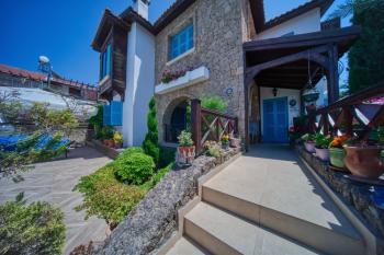 Kıbrıs Girne Çatalköy'de Satılık 4+1 Havuzlu ve Yardımcı Odalı Villa
