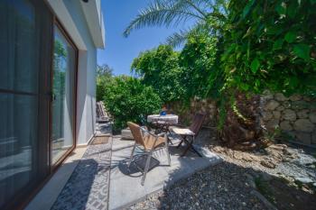 Kıbrıs Girne Çatalköy'de Satılık 4+1 Havuzlu ve Yardımcı Odalı Villa