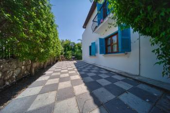 Kıbrıs Girne Çatalköy'de Satılık 4+1 Havuzlu ve Yardımcı Odalı Villa