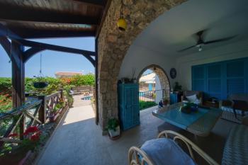 Kıbrıs Girne Çatalköy'de Satılık 4+1 Havuzlu ve Yardımcı Odalı Villa