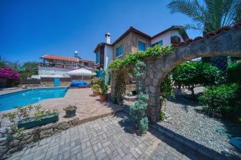 Kıbrıs Girne Çatalköy'de Satılık 4+1 Havuzlu ve Yardımcı Odalı Villa