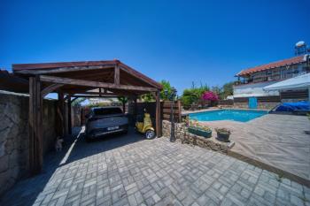 Kıbrıs Girne Çatalköy'de Satılık 4+1 Havuzlu ve Yardımcı Odalı Villa
