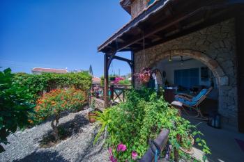 Kıbrıs Girne Çatalköy'de Satılık 4+1 Havuzlu ve Yardımcı Odalı Villa