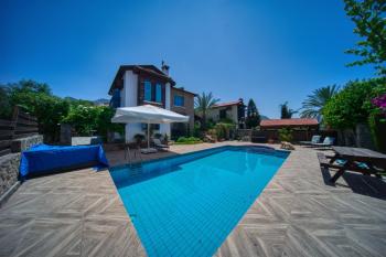 Kıbrıs Girne Çatalköy'de Satılık 4+1 Havuzlu ve Yardımcı Odalı Villa