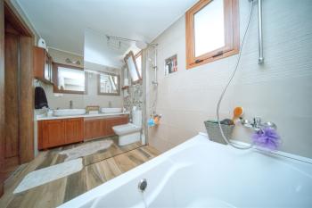 Kıbrıs Girne Çatalköy'de Satılık 4+1 Havuzlu ve Yardımcı Odalı Villa