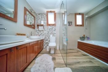 Kıbrıs Girne Çatalköy'de Satılık 4+1 Havuzlu ve Yardımcı Odalı Villa