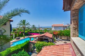 Kıbrıs Girne Çatalköy'de Satılık 4+1 Havuzlu ve Yardımcı Odalı Villa