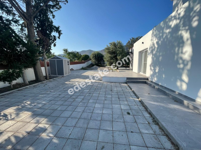 Girne Dikmen Bölgesinde GENİŞ BAHÇELİ AYLIK ÖDEMELİ KİRALIK  3+1 MÜSTAKİL EV