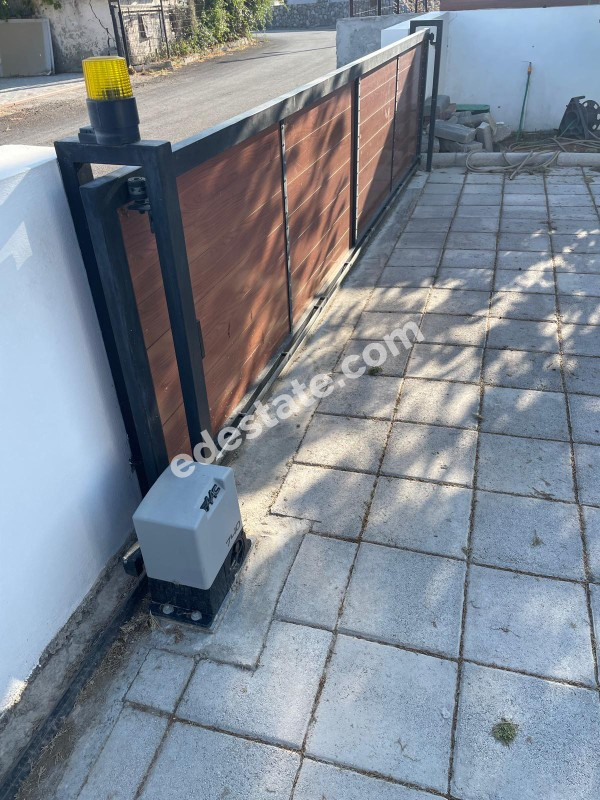 Girne Dikmen Bölgesinde GENİŞ BAHÇELİ AYLIK ÖDEMELİ KİRALIK  3+1 MÜSTAKİL EV