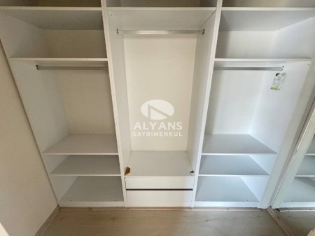 ALYANS'TAN CEPHELERİ AÇIK MASRAFSIZ CAM BALKONLU GENİŞ 4+1
