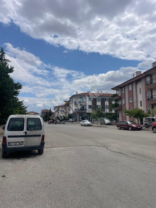 AFYON ÜÇOK EMLAKTAN EŞREFPAŞA MAH SATILIK 2+1 1 KAT LÜX SIFIR AYARINDA DAİRE
