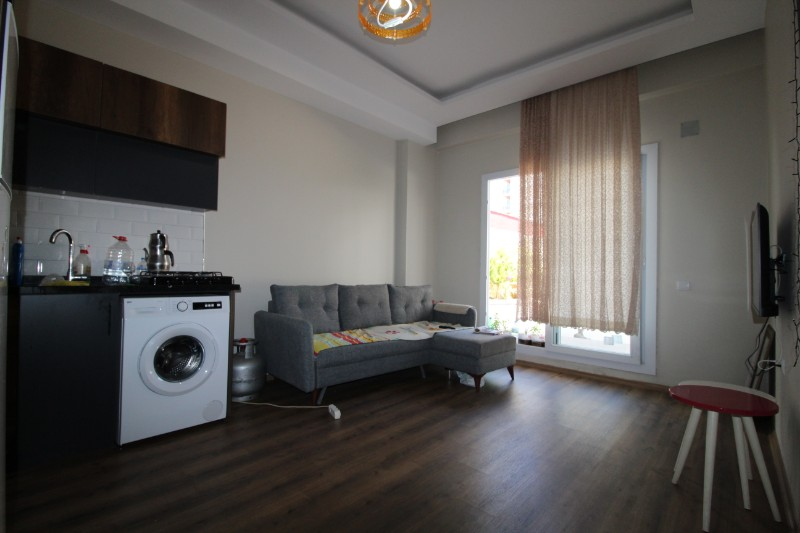 ASLAN'DAN TÖMÜK TE DENİZE 100 M MESAFEDE HAVUZLU 1+1