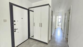 Girne Merkezde - Havuzlu Site İçeresinde Kiralık  3+1 Daire