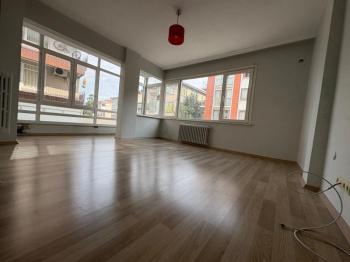Yoğurtçu Parkına Yakın, Bakımlı, Aydınlık, Köşe Konumda Kiralık 2+1