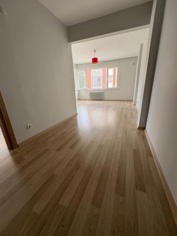 Yoğurtçu Parkına Yakın, Bakımlı, Aydınlık, Köşe Konumda Kiralık 2+1