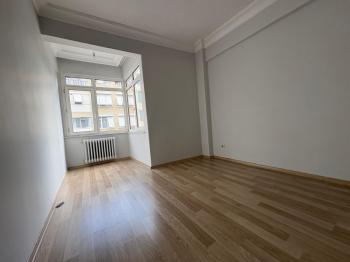Yoğurtçu Parkına Yakın, Bakımlı, Aydınlık, Köşe Konumda Kiralık 2+1