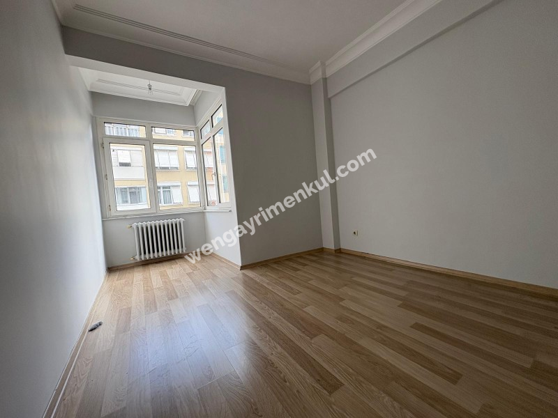 Yoğurtçu Parkına Yakın, Bakımlı, Aydınlık, Köşe Konumda Kiralık 2+1