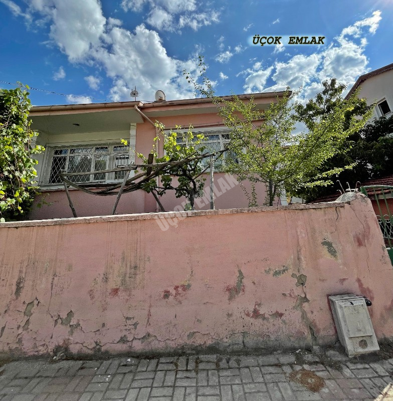 AFYON ÜÇOK EMLAKTAN FATİH MAH SATILIK 325M² ARSA ÜZERİNDE 3+1 MÜSTAKİL EV