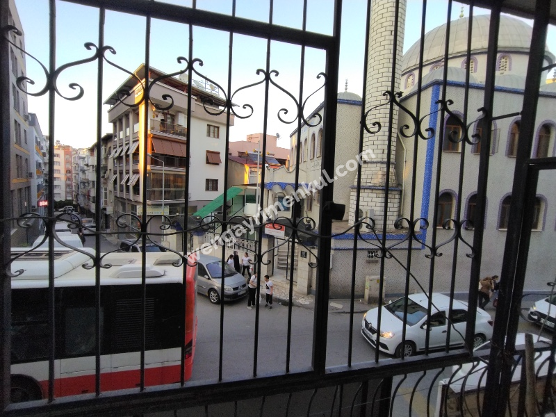 Yeşilyurt Merkezinde Satılık 2 +1 Daire 