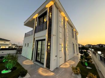 Didim'de 300 Metre Arsa Üzerinde Satılık 4+1 Villa