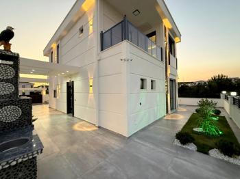 Didim'de 300 Metre Arsa Üzerinde Satılık 4+1 Villa