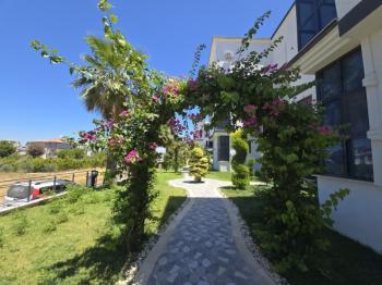 Altınkum da Havuzlu Site İçerisinde Satılık 3+1 Yazlık Villa