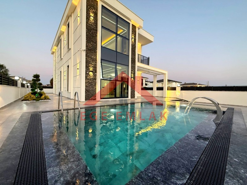 Didim'de 300 Metre Arsa Üzerinde Satılık 4+1 Villa