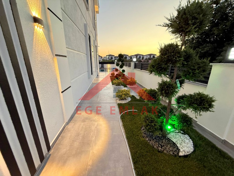 Didim'de 300 Metre Arsa Üzerinde Satılık 4+1 Villa