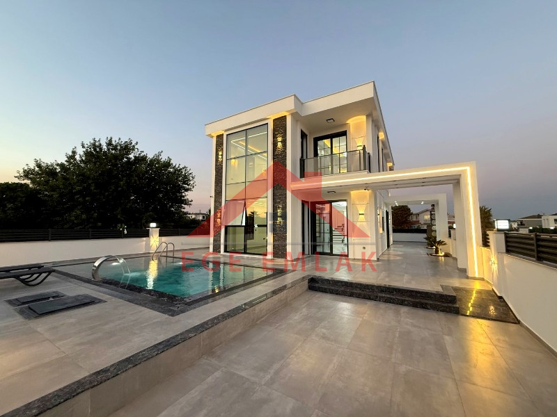 Didim'de 300 Metre Arsa Üzerinde Satılık 4+1 Villa