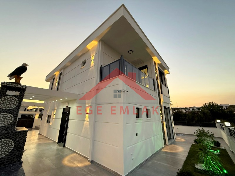 Didim'de 300 Metre Arsa Üzerinde Satılık 4+1 Villa
