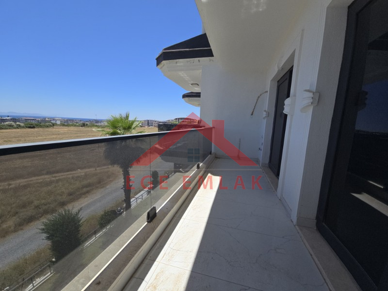 Altınkum da Havuzlu Site İçerisinde Satılık 3+1 Yazlık Villa