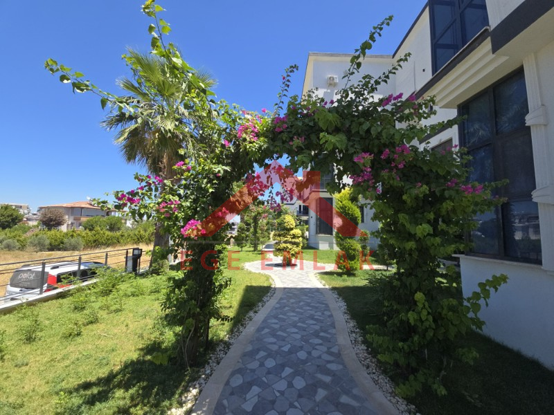 Altınkum da Havuzlu Site İçerisinde Satılık 3+1 Yazlık Villa