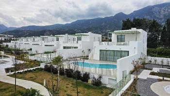 Girne Lapta'da Denize Sıfır Sitede, Beyaz Eşyalı 2+1, Muhteşem Deniz Manzaralı Kiralik Daire