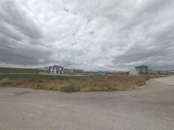 GÜVENAY – ÇORUM MERKEZ İBRAHİM ÇAYIRI MEVKİ 1000 M² SATILIK KÖŞEBAŞI VİLLA ARSASI