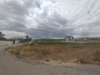 GÜVENAY – ÇORUM MERKEZ İBRAHİM ÇAYIRI MEVKİ 1000 M² SATILIK KÖŞEBAŞI VİLLA ARSASI